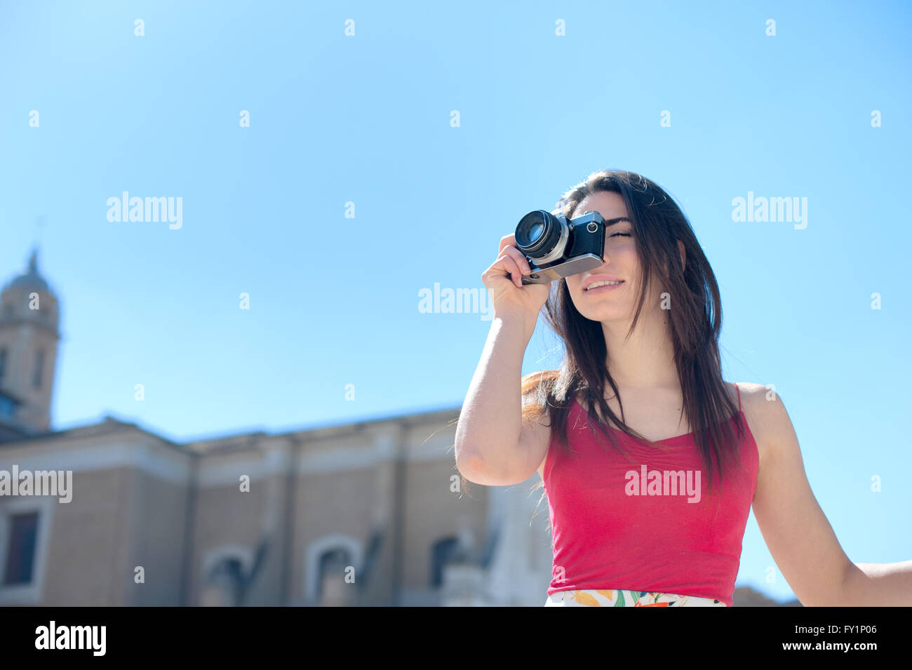 Junge Touristen Frau unter Bild mit Vintage-Kamera im Freien in Rom Stockfoto