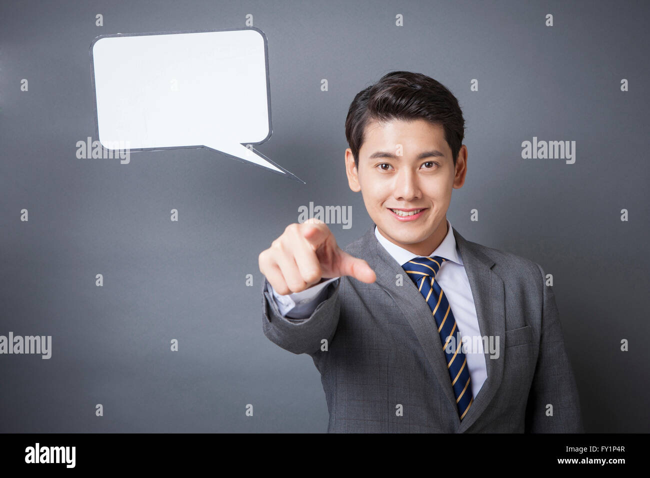 Porträt von lächelnden Jungunternehmer mit einer Sprechblase auf vorderen starrte auf Vorderseite Stockfoto