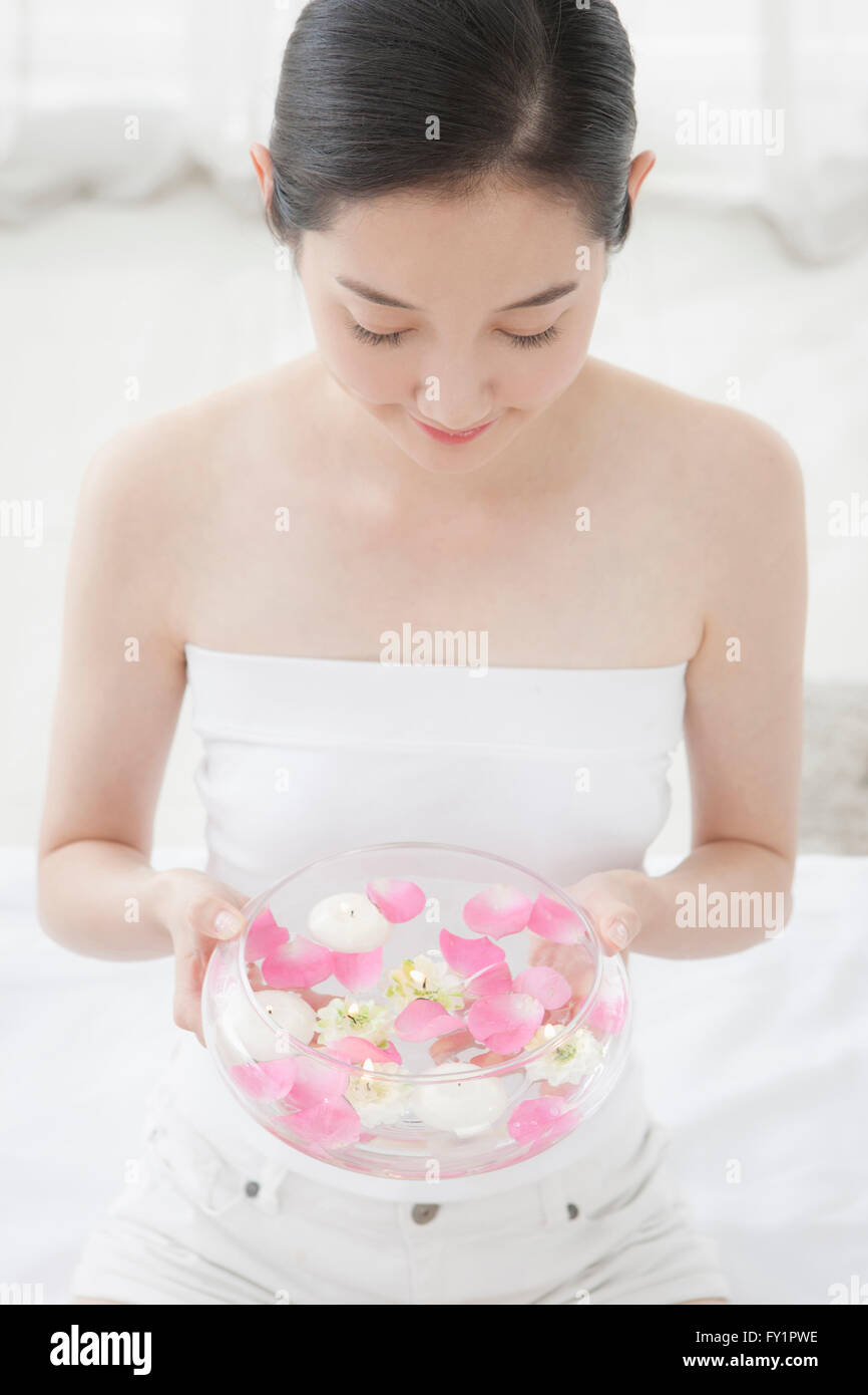 Junge lächelnde Frau immer Aromatherapie nach unten Stockfoto