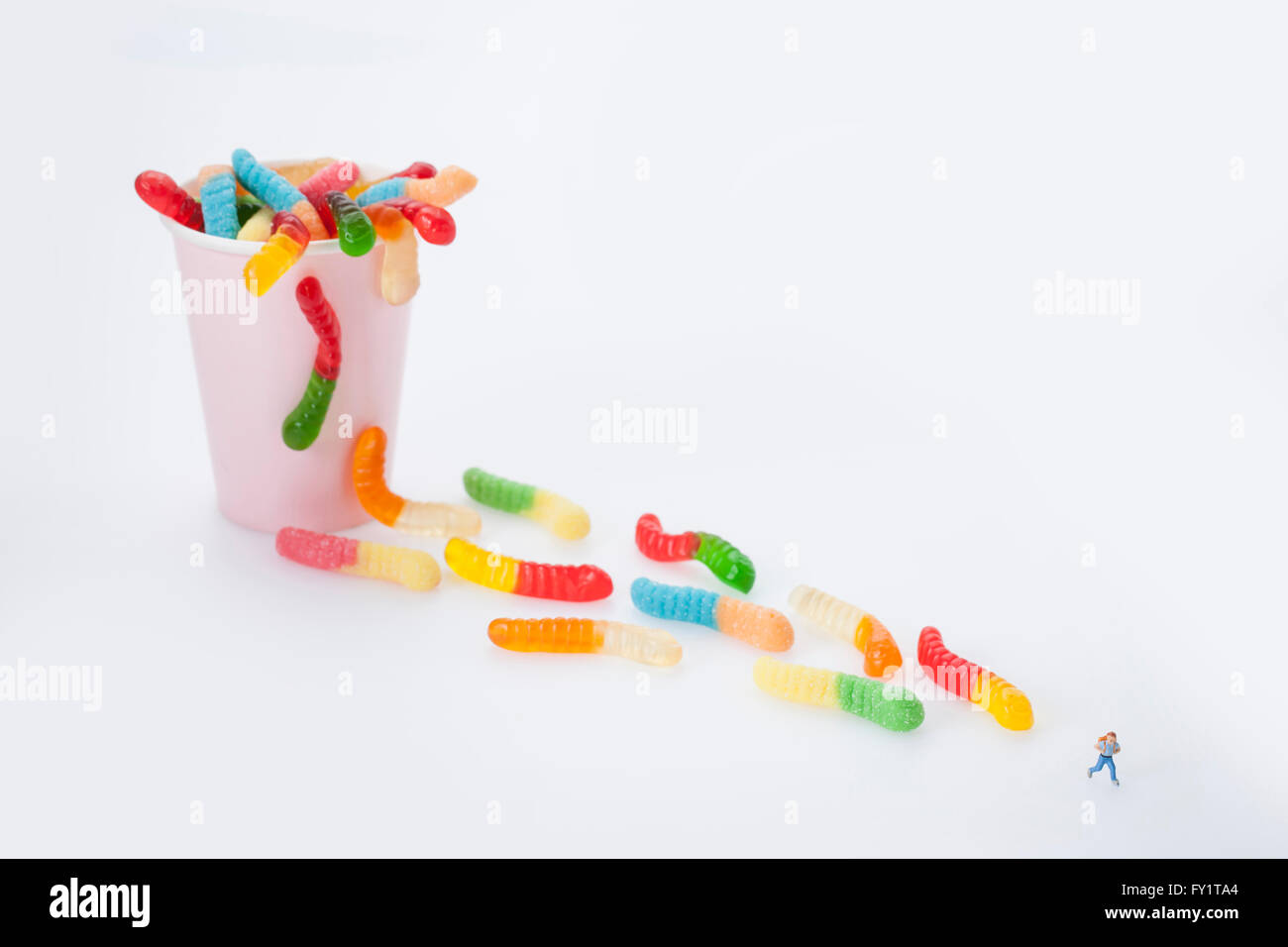 Bunte Jelly mit Miniatur-Menschen auf der Flucht Stockfoto