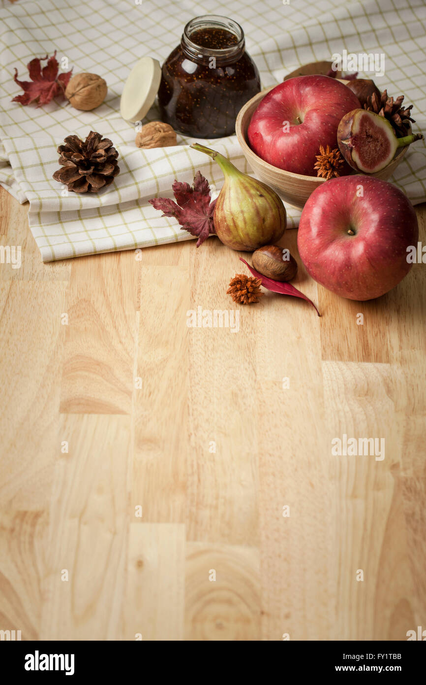 Landwirtschaftlichen Produkten wie Marmeladen und Obst im Herbst Stockfoto