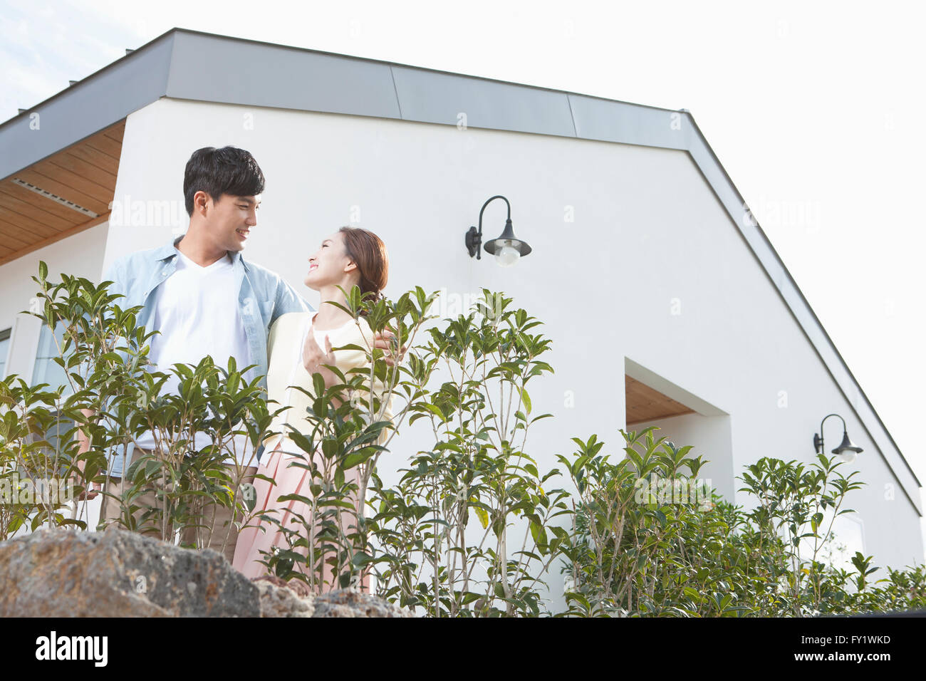 Paar sahen einander vor ihrem Haus Landleben in Jeju vertreten Stockfoto