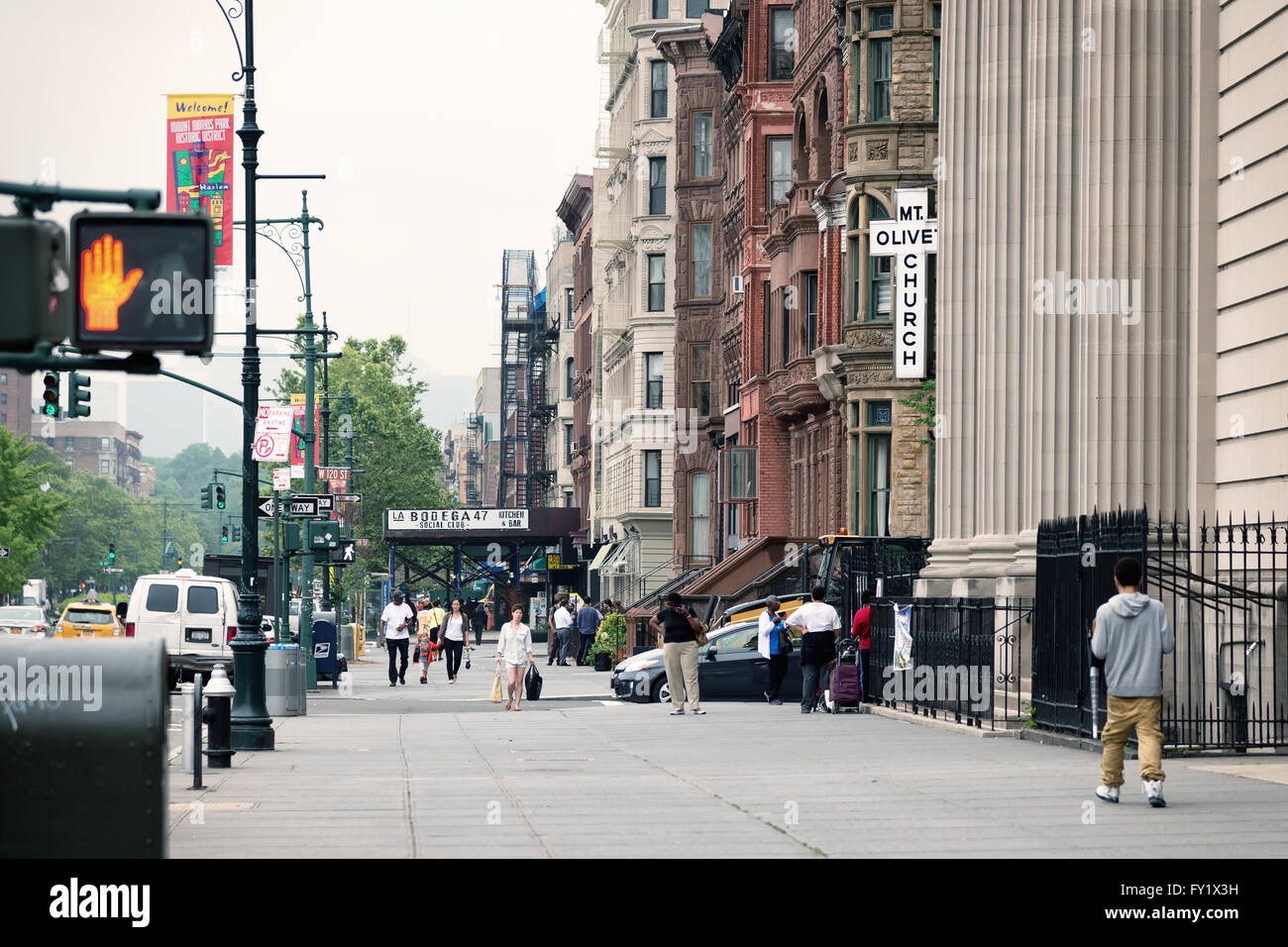 NEW YORK, USA - 16. Juni 2015: Malcolm X Boulevard im Stadtteil Harlem. Harlem ist ein großes Stadtviertel im Norden sectio Stockfoto