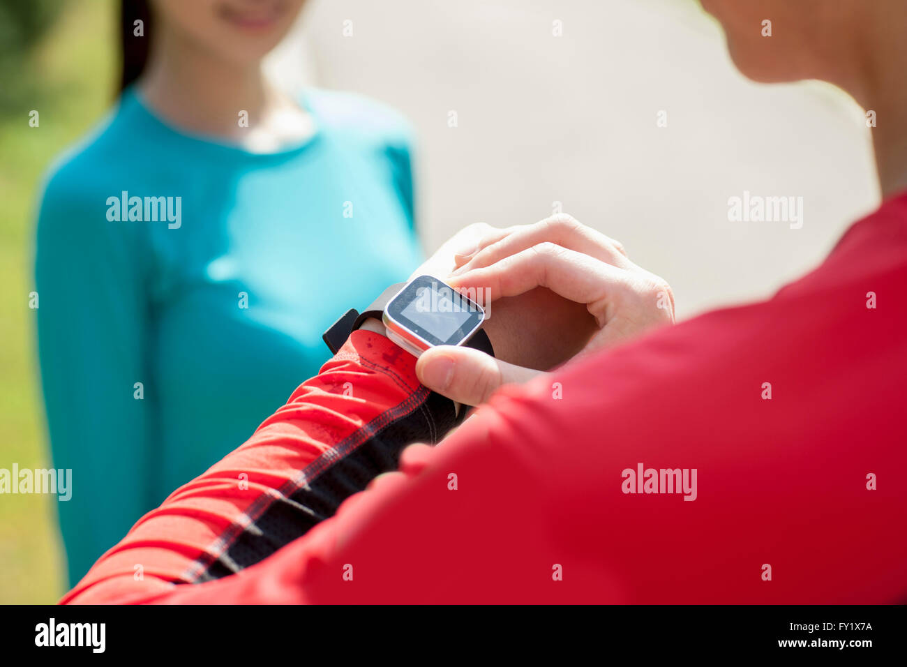 Smart-Uhr am Handgelenk des Mannes Stockfoto