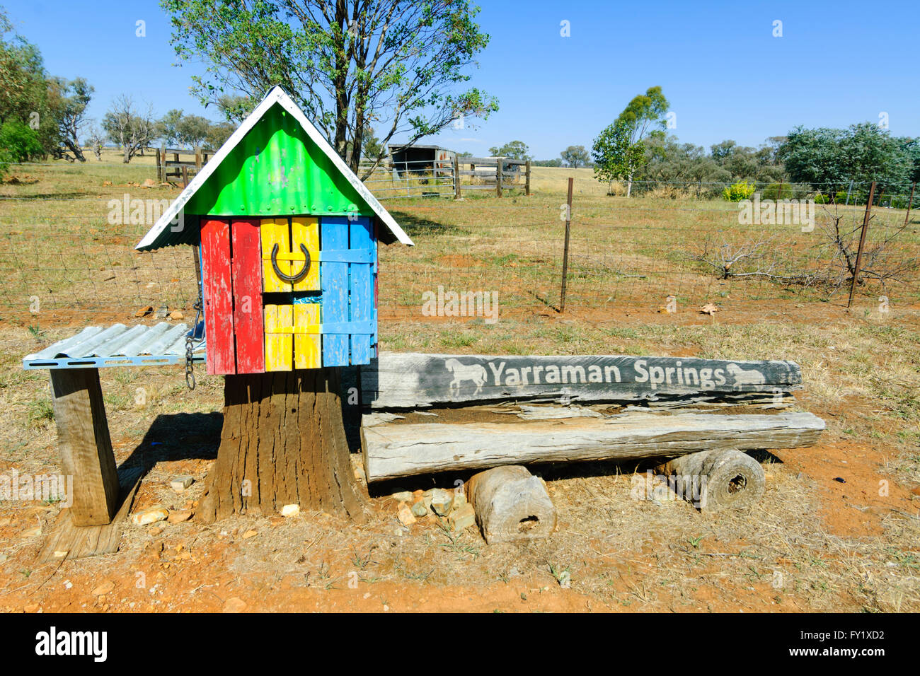 Bunte Briefkasten von Yarraman Springs, Molong, New South Wales, Australien Stockfoto