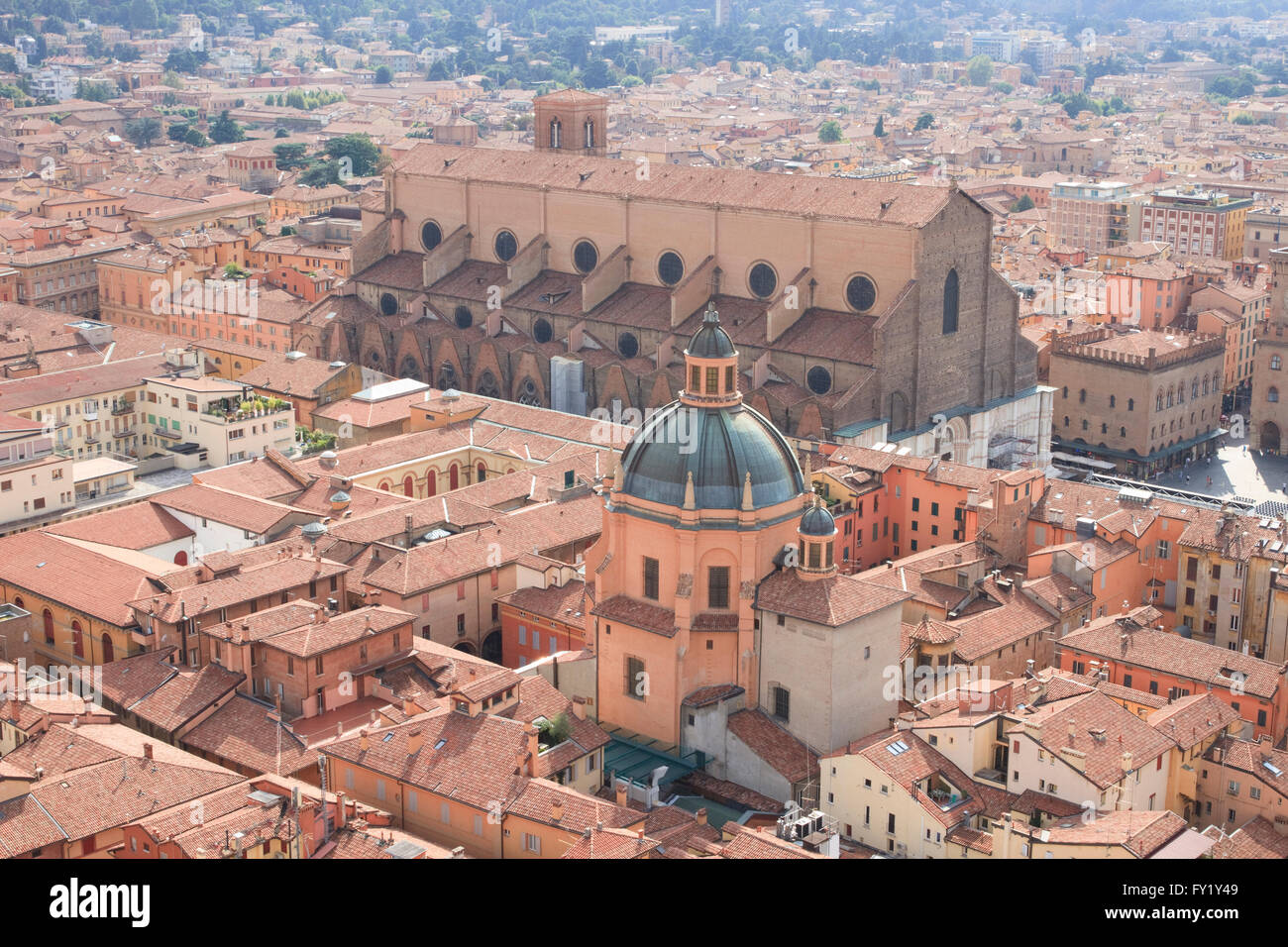 Santuario di Santa Maria della Vita & Basilica di San Petronio in Bologna, Italien, wie von einem der zwei Türme von Bologna zu sehen. Stockfoto