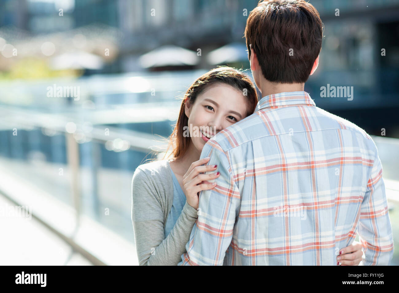 Paar in Umarmung außerhalb an einem Tag Stockfoto