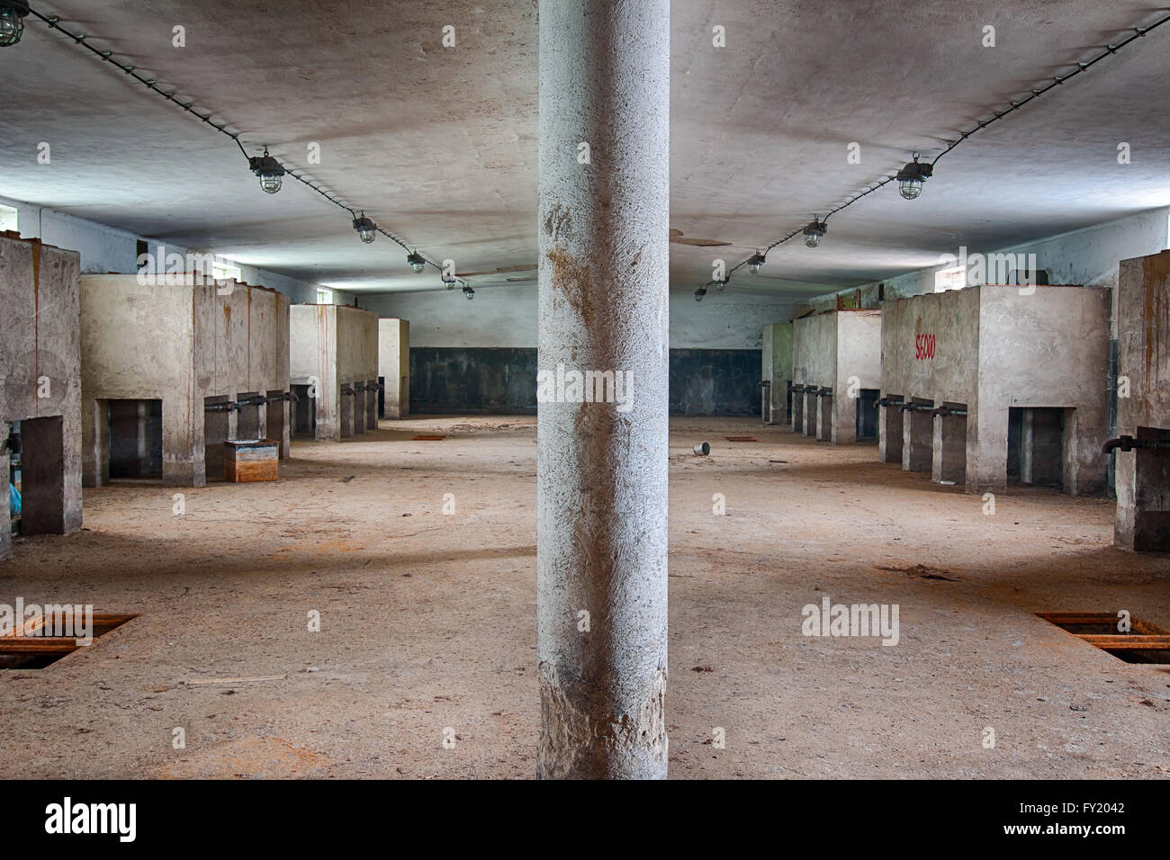 Keller in ein verlassenes Industriegebäude Stockfoto