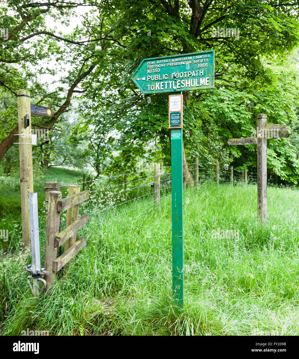 Ein öffentlicher Fußweg Zeichen zu Kettleshulme auf dem Gritstone-Trail in der Nähe von Lyme Park Cheshire England UK Stockfoto