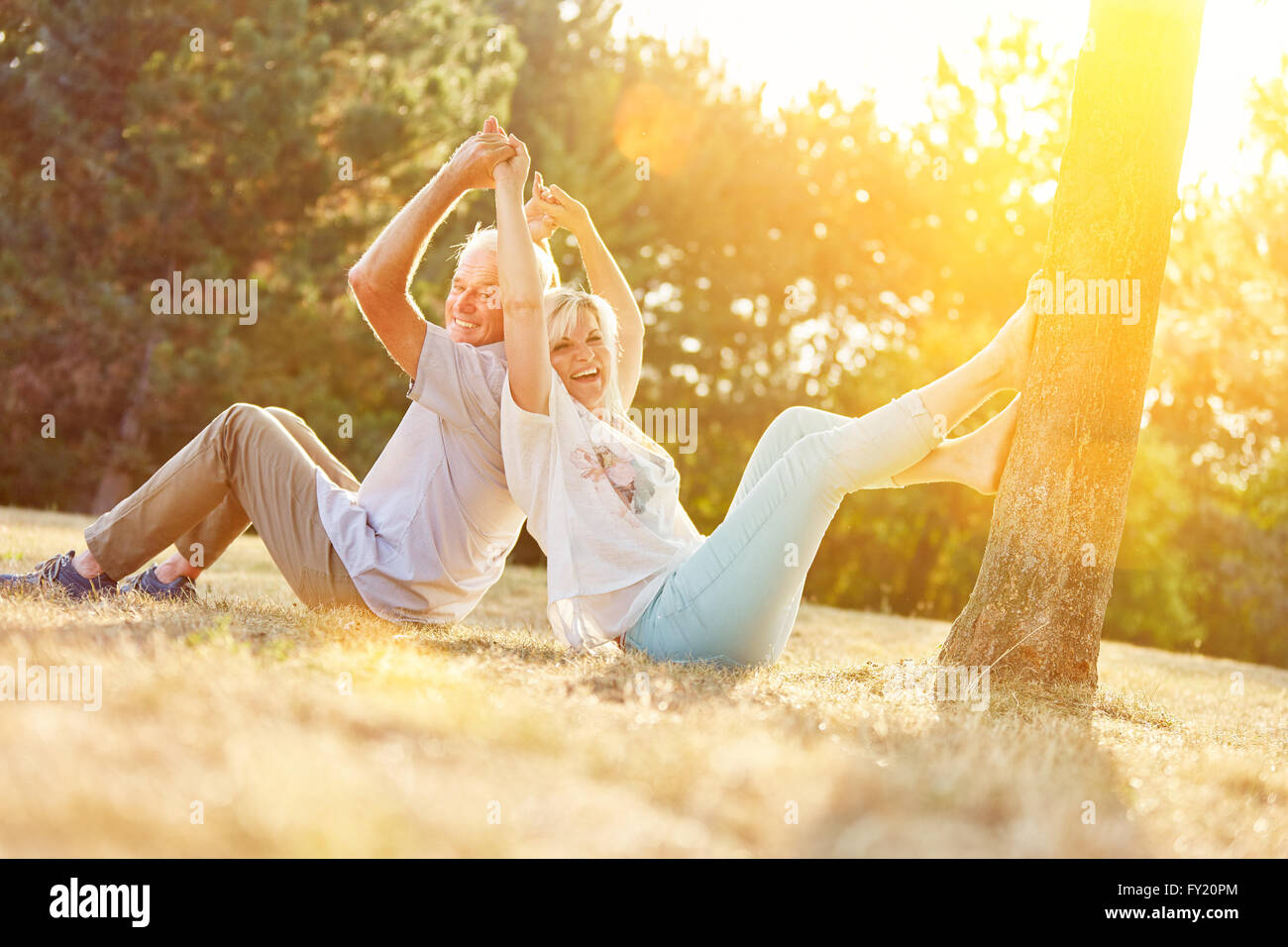 Gerne älteres Paar Spaß im Sommer Stockfoto