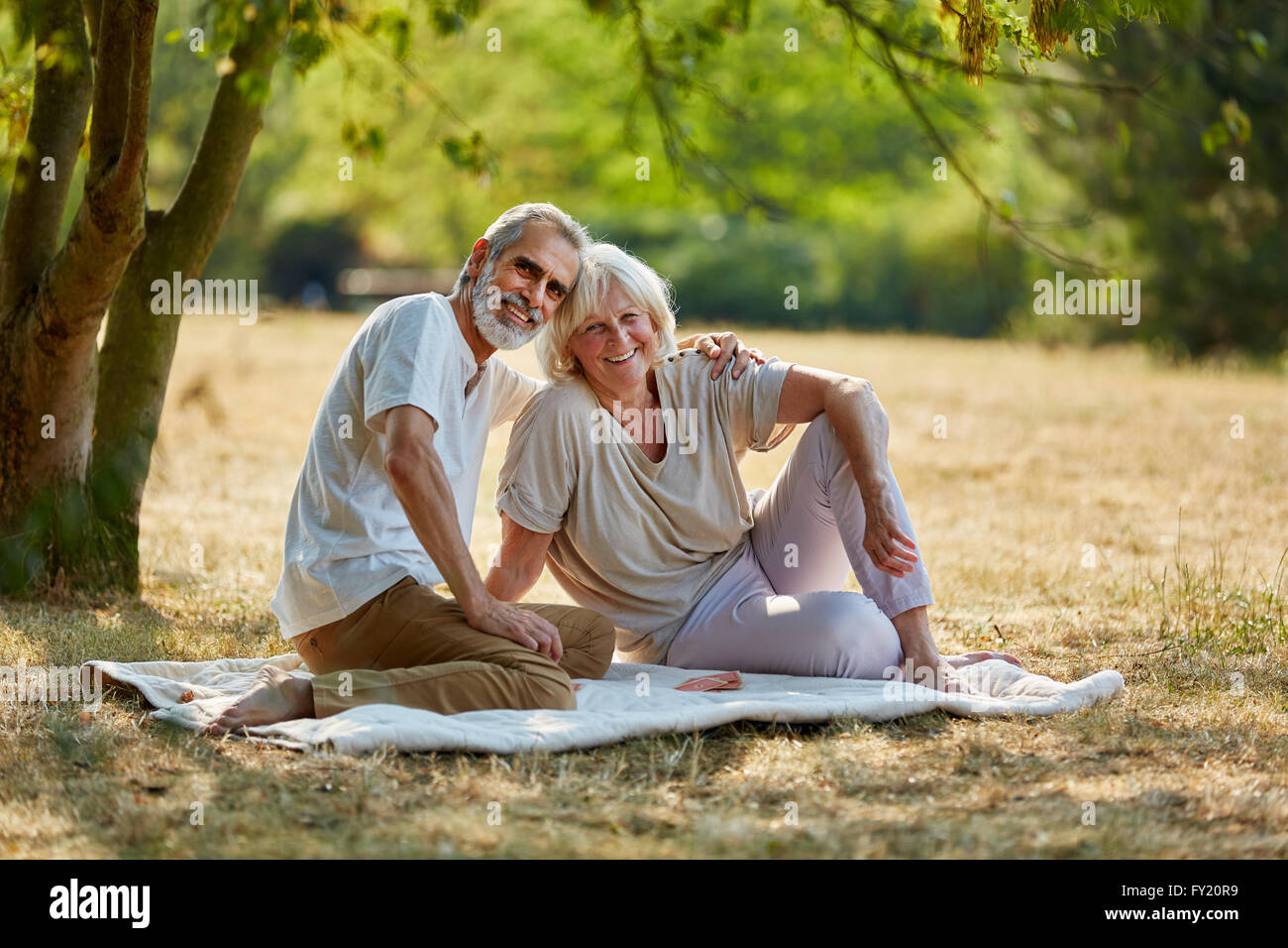 Gerne älteres Paar in Liebe eine Pause vom Wandern im Sommer in der Natur Stockfoto
