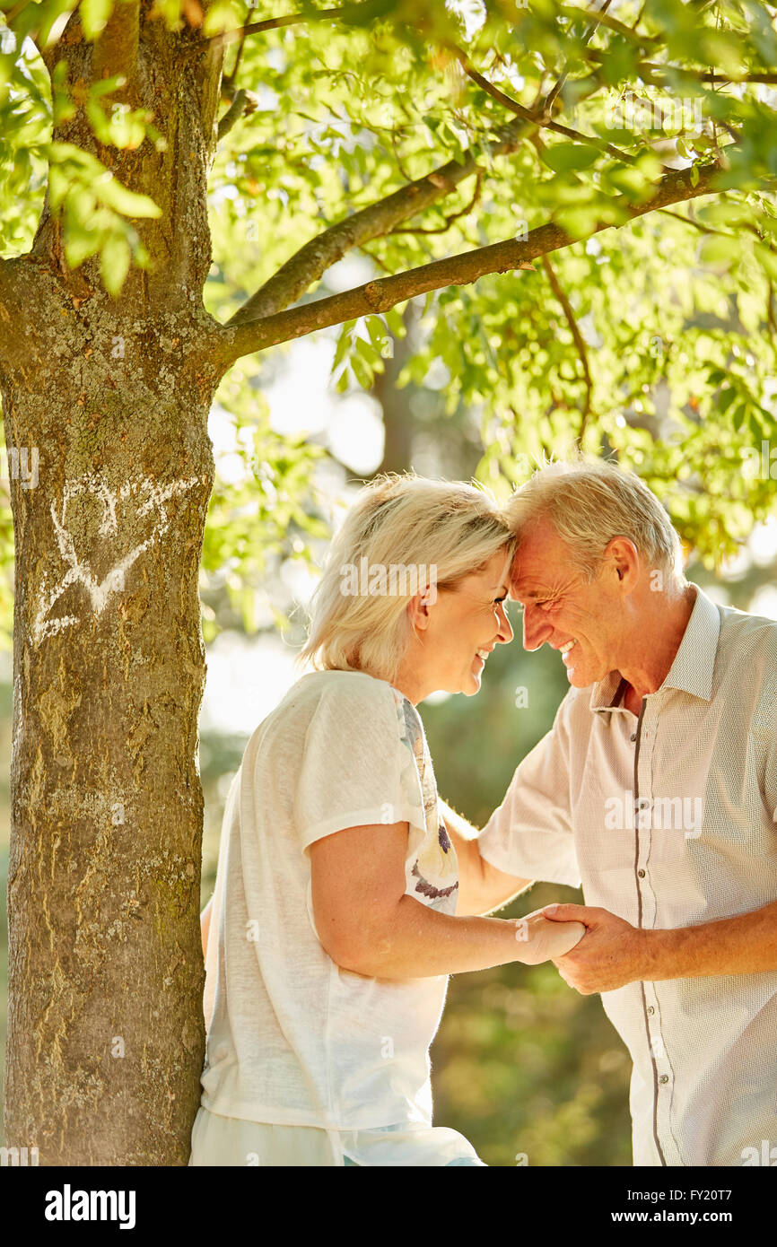 Gerne älteres Paar in Liebe flirten und schauen einander in die Augen Stockfoto