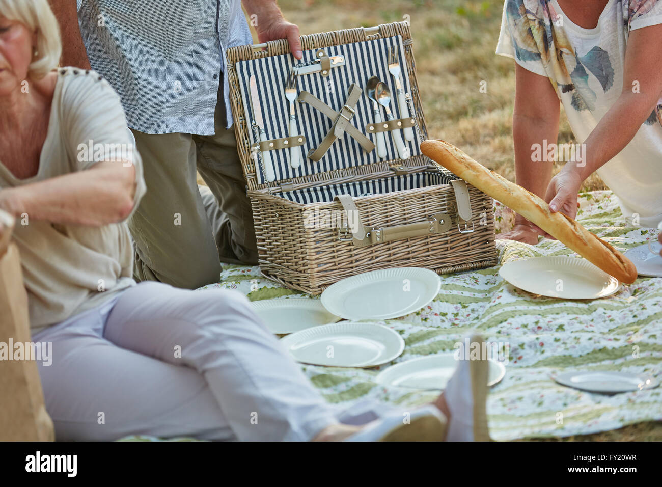 Senioren Essen Baguette bei einem Picknick im Park im Sommer Stockfoto