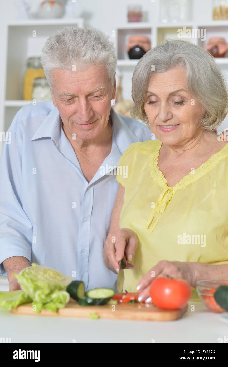 ältere Mann und Frau in der Küche Stockfoto
