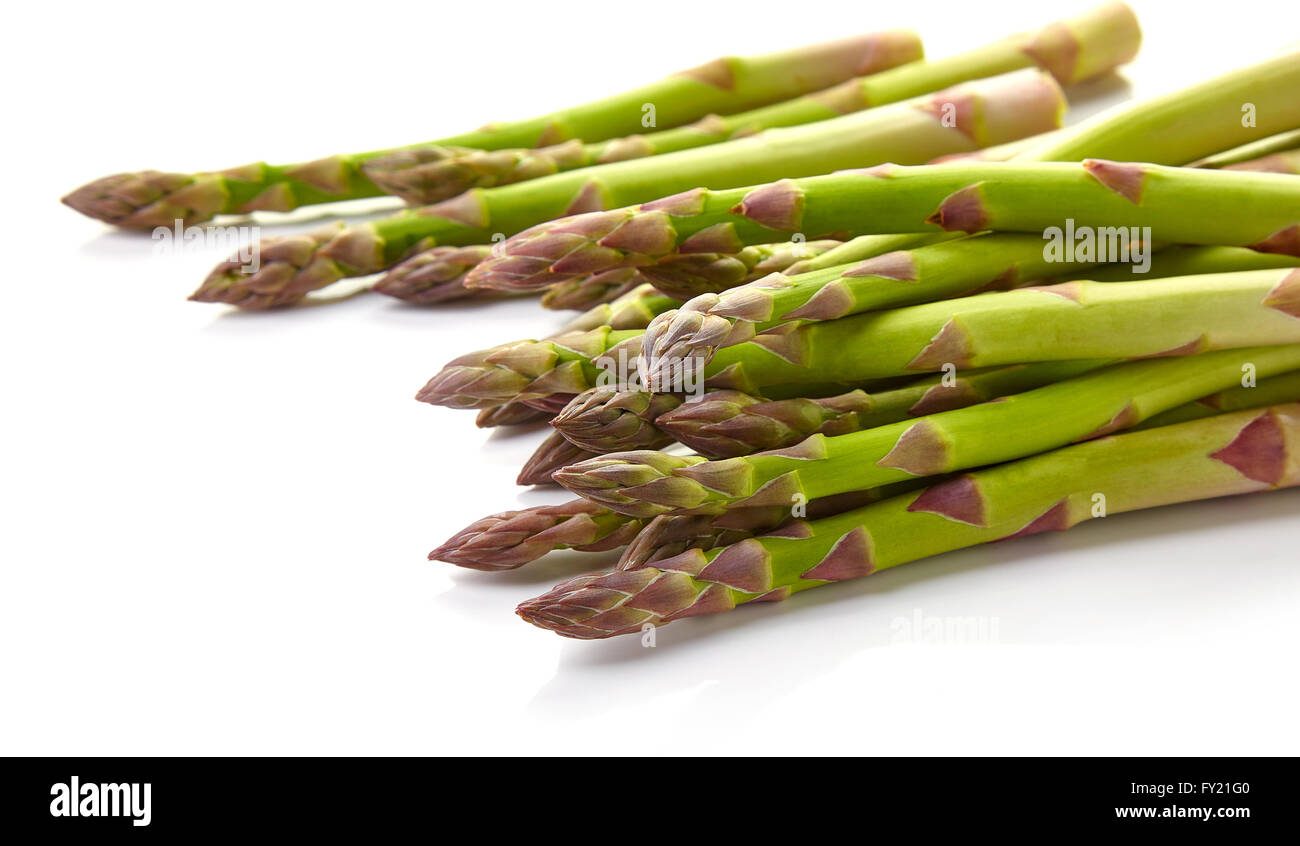 Frischer Spargel isoliert auf weißem Hintergrund Stockfoto