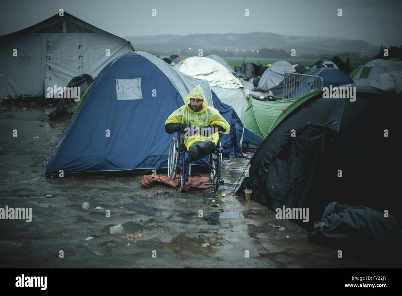 Afghanische Flüchtlinge, die beide Beine in eine Bombe in einem Rollstuhl, Flüchtlingslager in Idomeni, Grenze zu Makedonien, Griechenland verloren Stockfoto