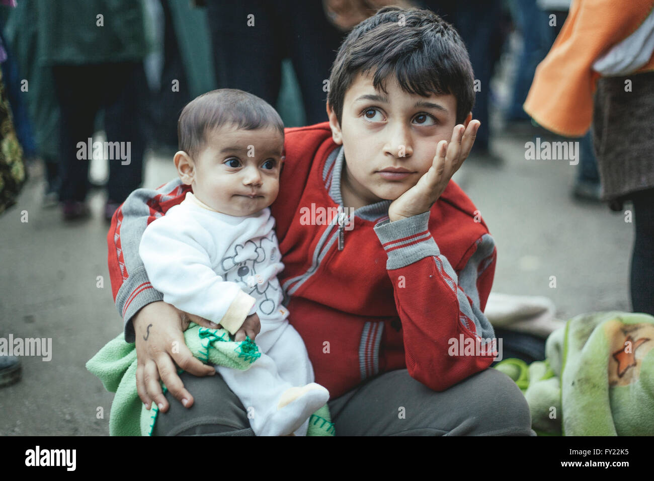 Junge aus Syrien nach Ankunft mit seinen kleinen Bruder, Flüchtlingslager in Idomeni, Grenze zu Mazedonien, Griechenland Stockfoto