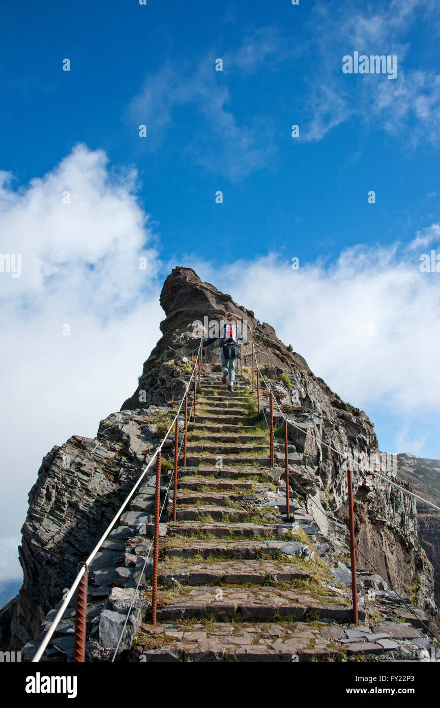 Wanderweg mit Stufen am Pico Arieiro, Berge, Gipfel, Madeira, Portugal Stockfoto