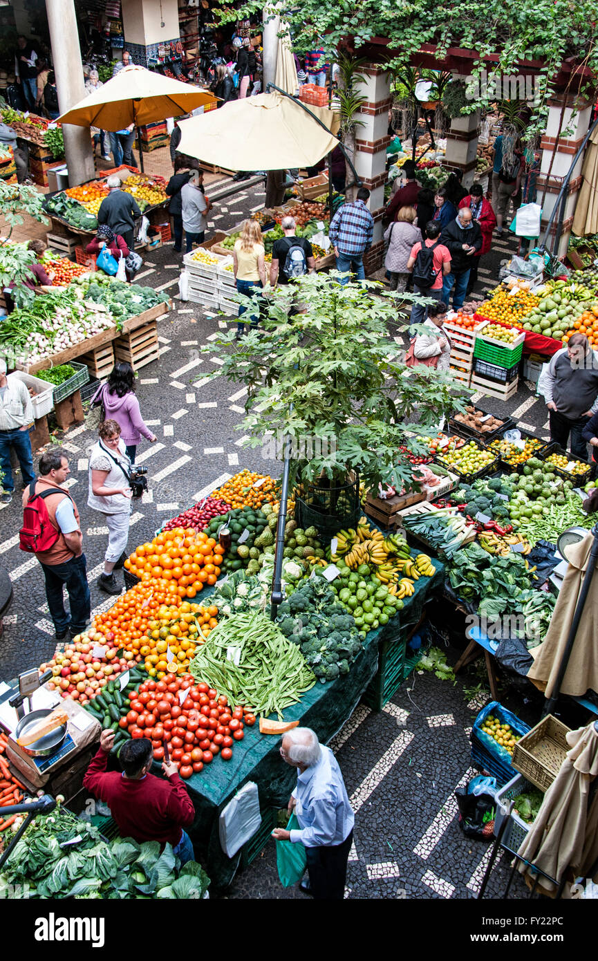 Obst- und Gemüsestände auf die Arbeiter Markt Mercado Dos Lavradores, Markthalle, Bauern-Markt, Funchal, Madeira Stockfoto