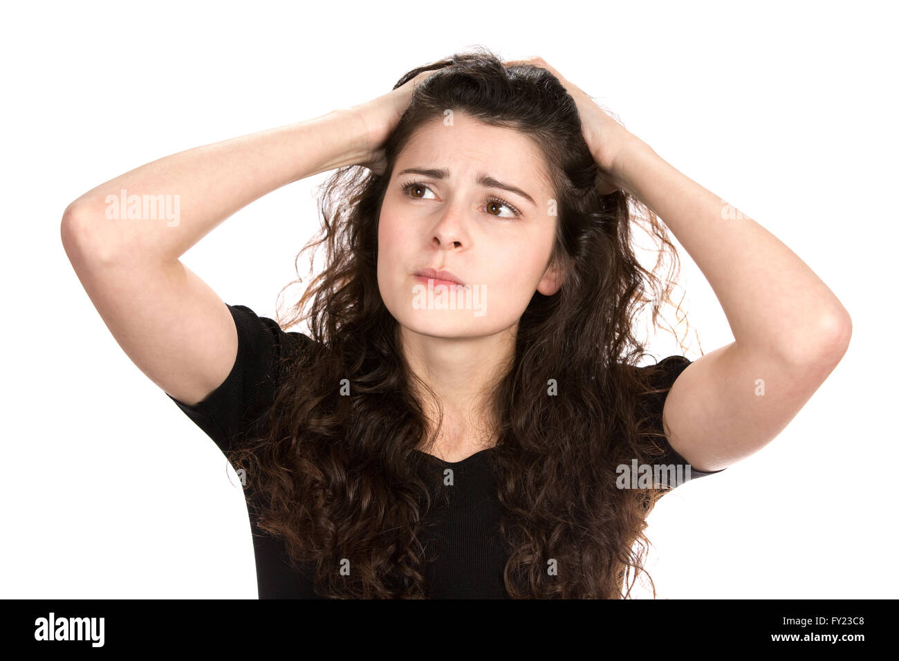 Junge Geschäftsfrau hält ihren Kopf, verzweifelt, wütend und ängstlich Umgang mit einer ernsten Situation fühlen. Stockfoto