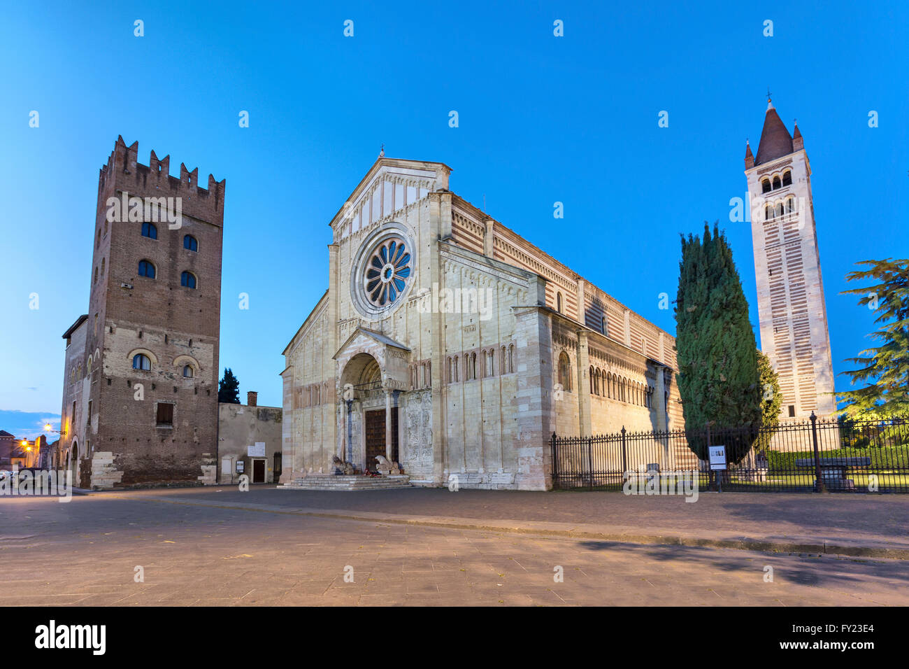 Basilica di San Zeno Maggiore am Abend, Verona, Italien Stockfoto