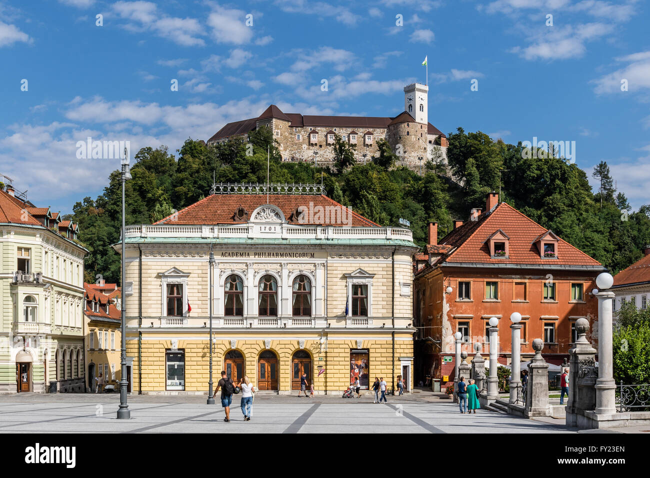 Die slowenische Philharmonie und die Burg von Ljubljana - Ljubljana, Slowenien Stockfoto