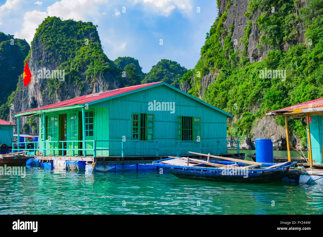 Schwimmenden Fischerdorf in der Nähe von Berg-Inseln in der Halong Bucht, Vietnam, Südostasien Stockfoto
