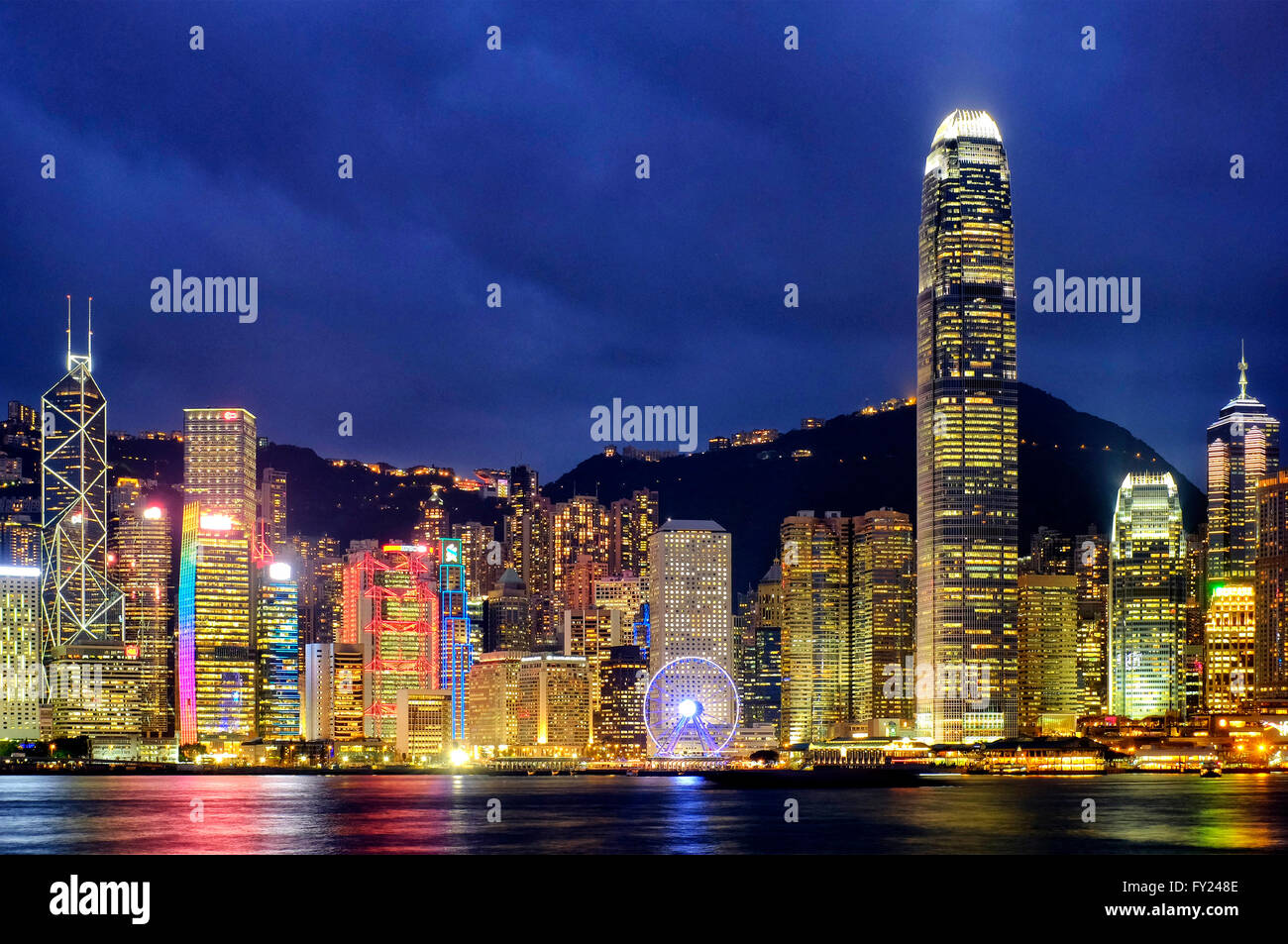 Skyline von Hong Kong Insel von Victoria Harbour, Hongkong, China Stockfoto