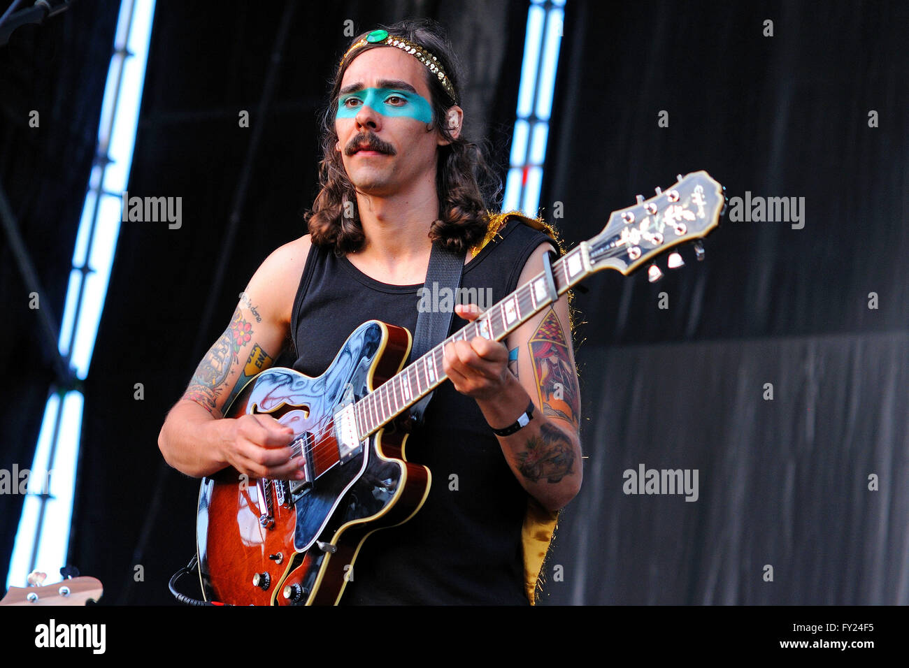 SANTANDER, Spanien - Juli 23: Sänger von Hola Hutband Todo el Mundo (Hatem) führt bei Santander-Musik-Festival. Stockfoto