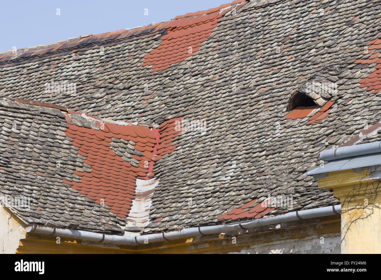Historische alte Dach mit neuen Fliesen befestigt Stockfoto
