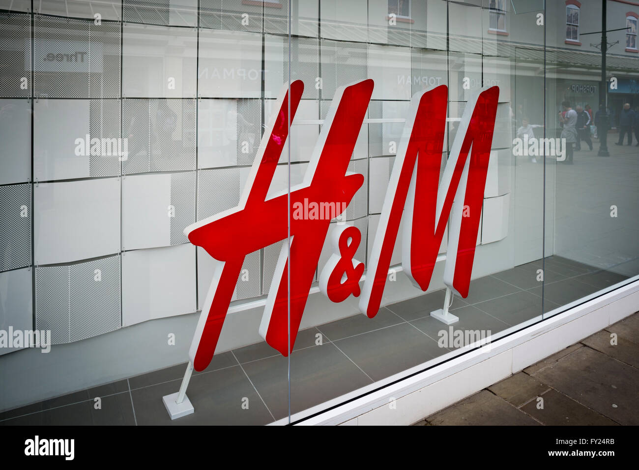 Shop-Schaufenster ein H & M Bekleidungsgeschäft in der High Street, Salisbury, Wiltshire. Stockfoto