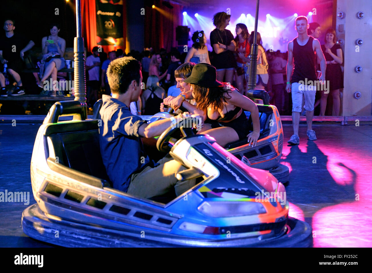 BARCELONA - 14 JUN: Menschen am Autoscooter am Sonar Festival am 14. Juni 2014 in Barcelona, Spanien. Stockfoto