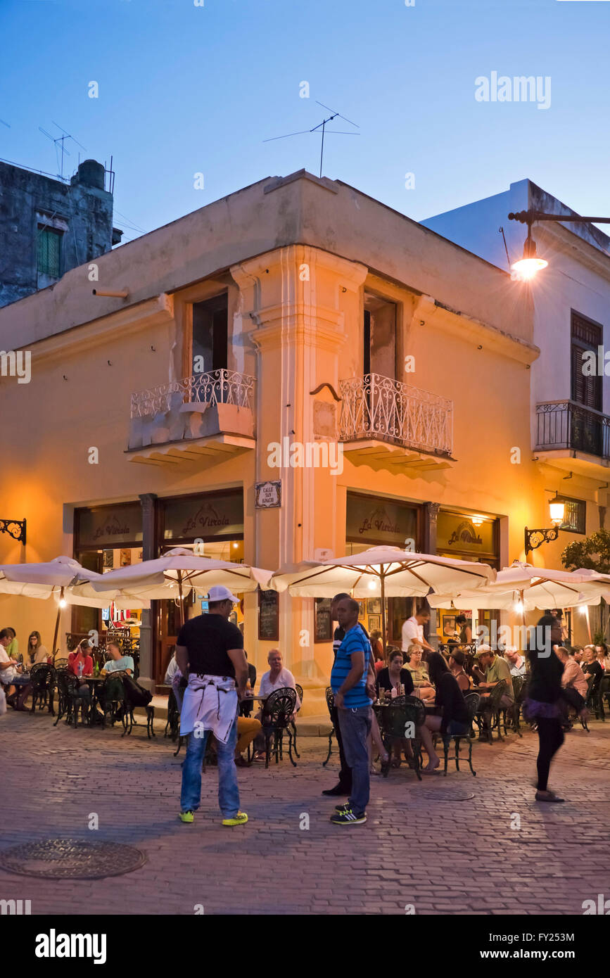 Vertikale Sicht auf ein Restaurant im Plaza Vieja in der Nacht in Havanna, Kuba. Stockfoto