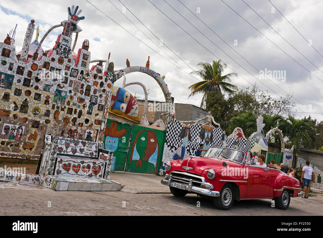 Horizontale Streetview bunten Streetart am Fusterlandia in Havanna, Kuba. Stockfoto