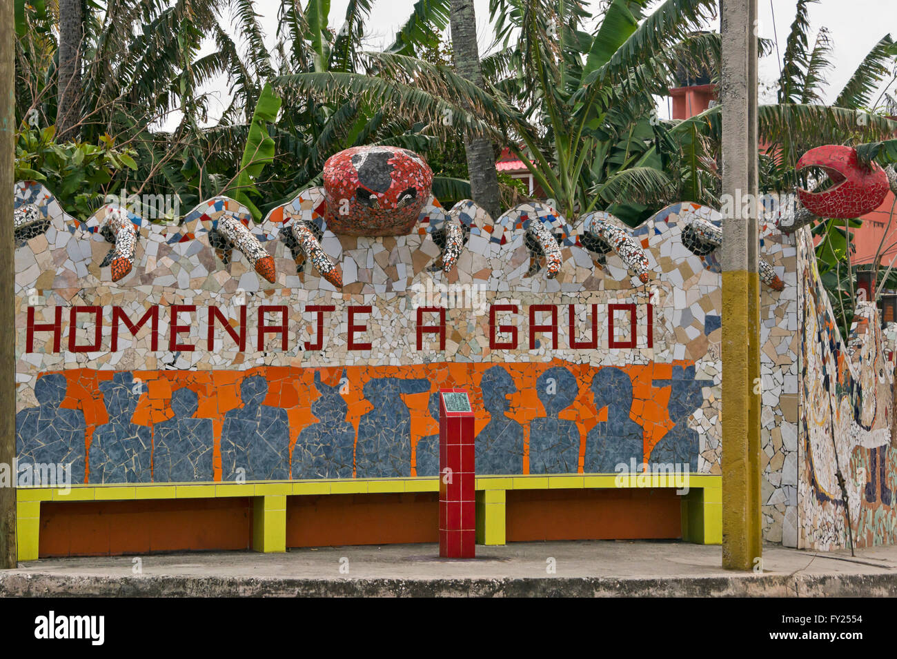 Horizontale Ansicht ein buntes Mosaik und Bildhauerei an der Fusterlandia in Havanna, Kuba. Stockfoto