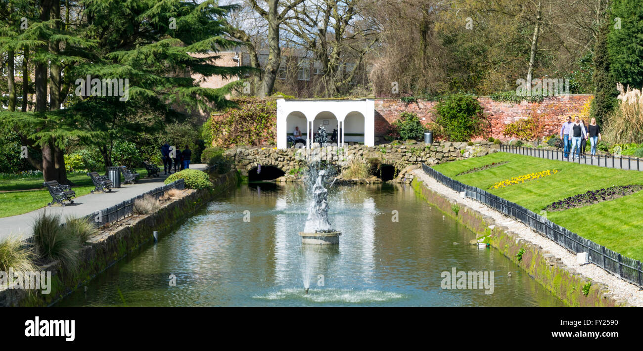 Mit Blick auf Canal Gärten in Roundhay Park, Leeds, West Yorkshire, Großbritannien. Stockfoto