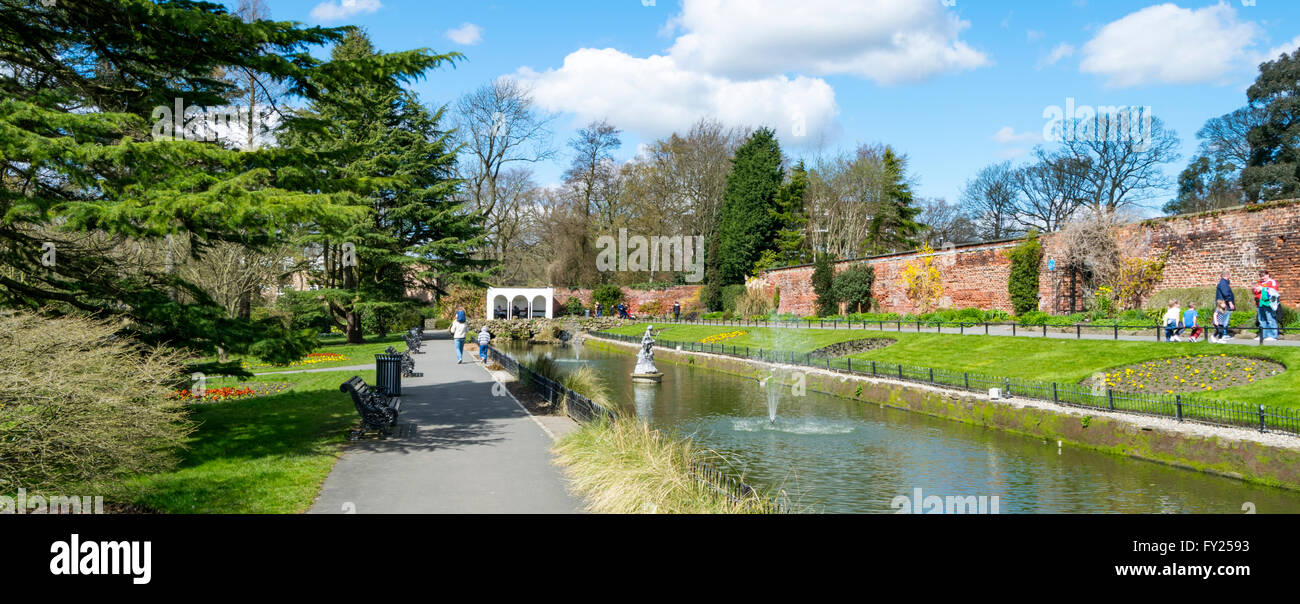 Mit Blick auf Canal Gärten in Roundhay Park, Leeds, West Yorkshire, Großbritannien. Stockfoto