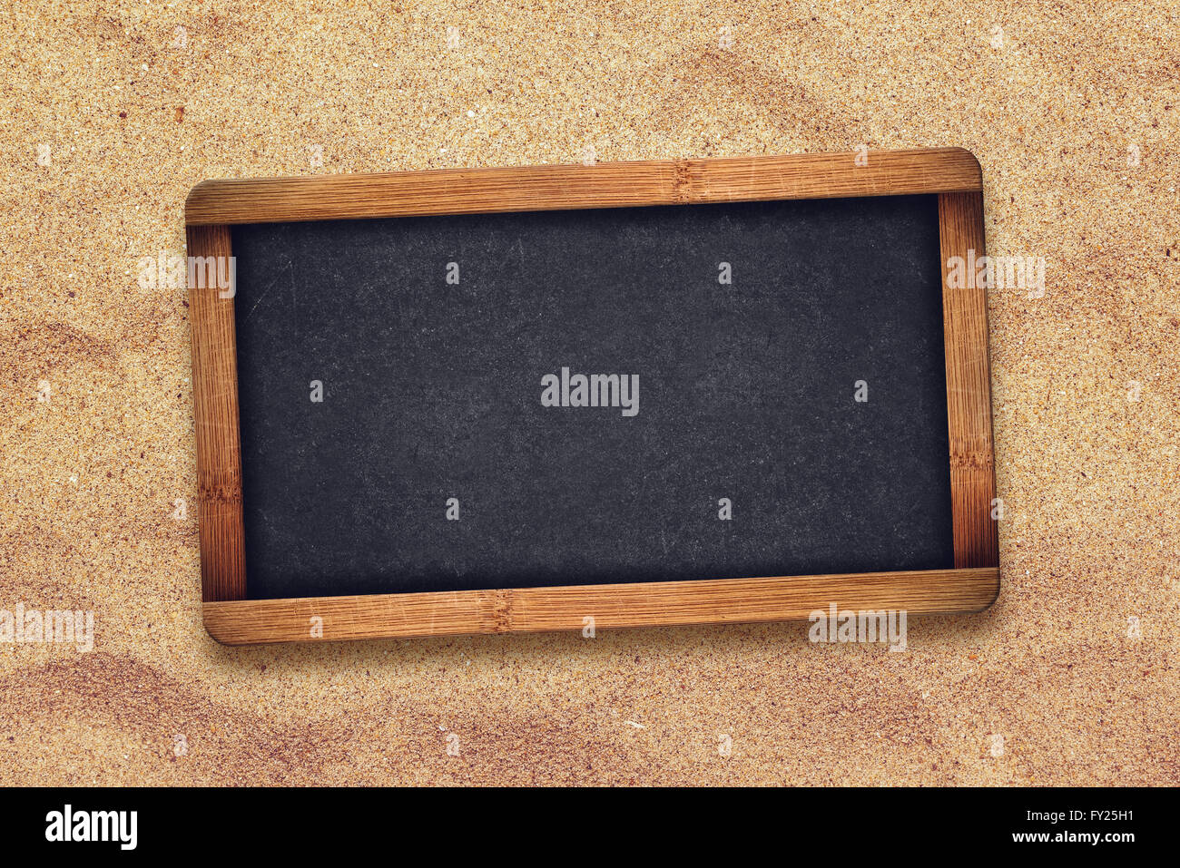 Leere Tafel Schiefer als textfreiraum in Wüste Sand, Top Aussicht Stockfoto