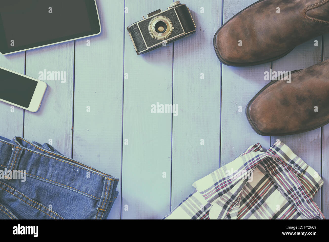 Top-View-Bild von Hipster-Zubehör und Kleidung einen hölzernen Hintergrund. Jahrgang gefiltert und getönten Stockfoto