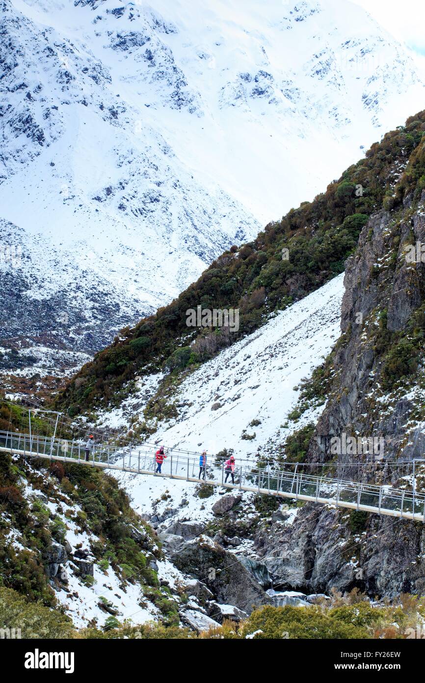 Eine Hängebrücke auf dem Hooker Valley Track in Mt Cook Nationalpark, Südinsel, Neuseeland Stockfoto