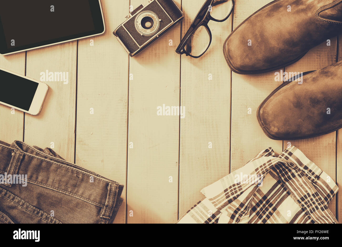 Top-View-Bild von Hipster-Zubehör und Kleidung einen hölzernen Hintergrund. Sepia Jahrgang gefiltert Stockfoto