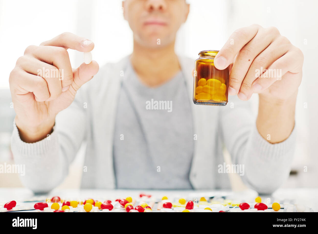 Pillen in der Flasche Stockfoto