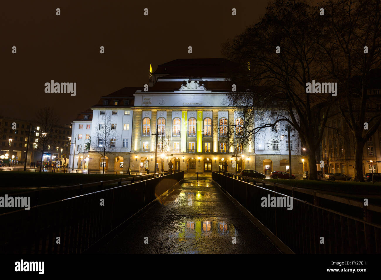 Blick auf das Schauspielhaus-Theater an der Nachtzeit, Dresden Stockfoto