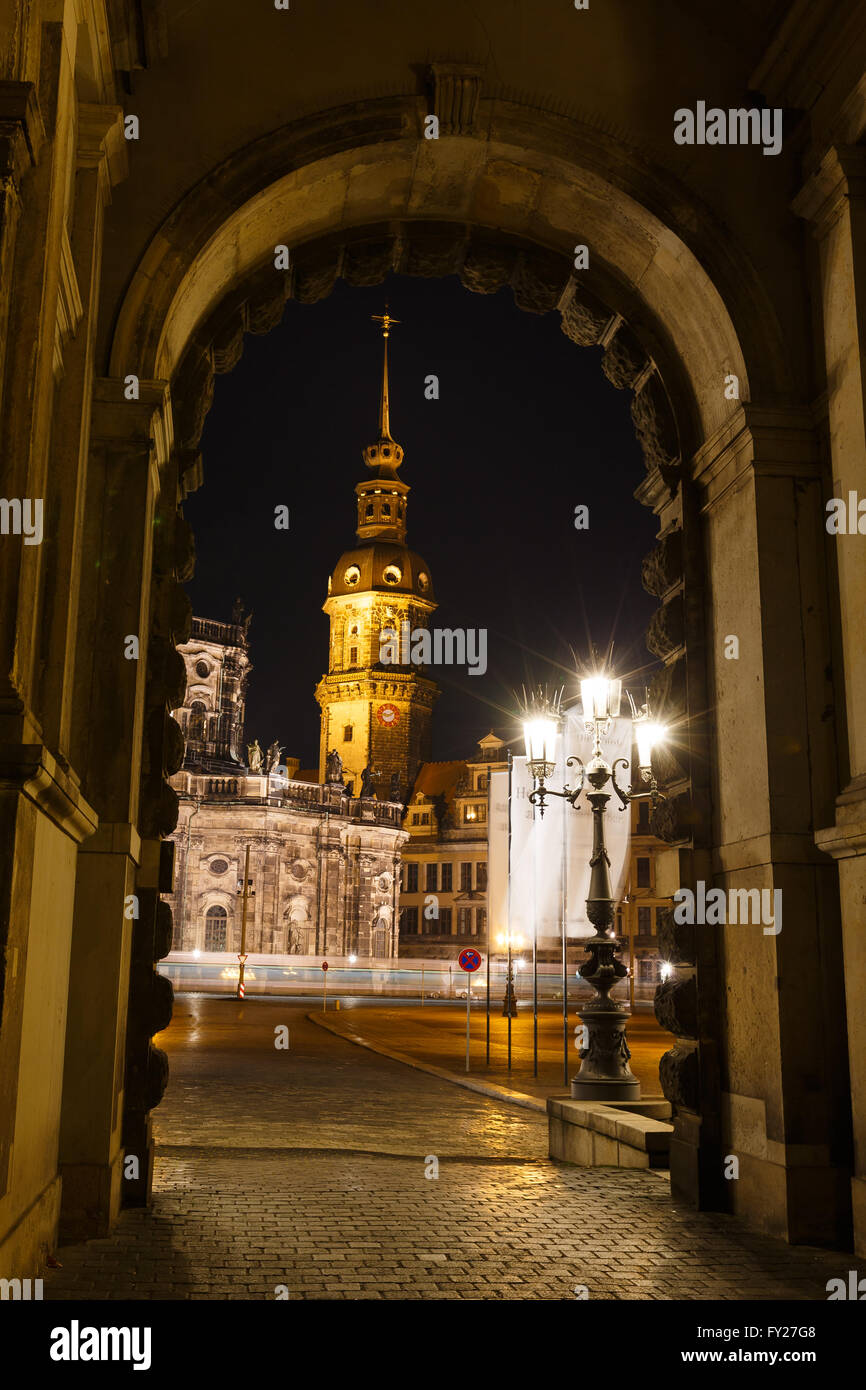 Blick auf die Hofkirche mit dem City-Lights im Vordergrund in der Nacht, Dresden Stockfoto