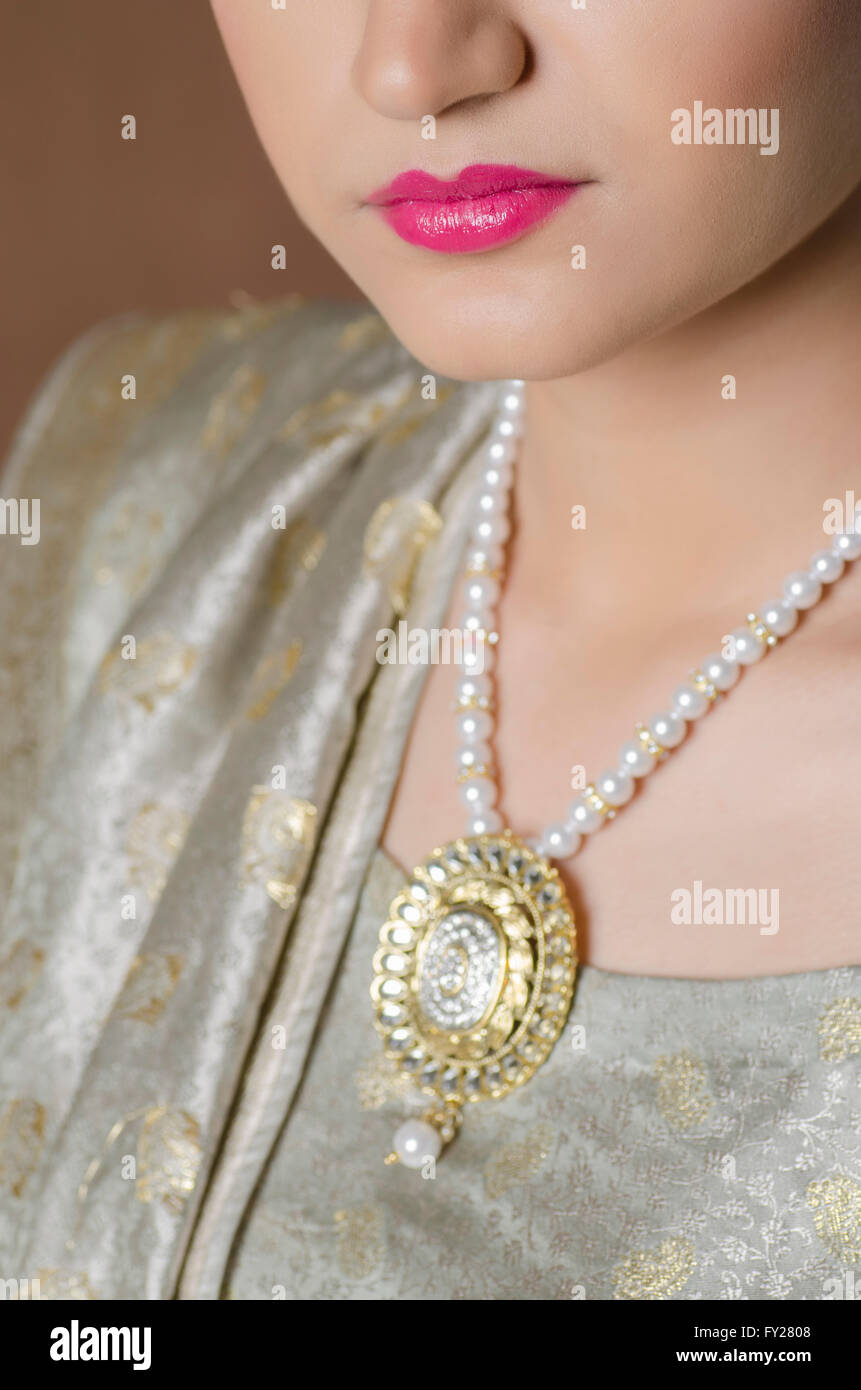 Eine schöne asiatische Frau trägt eine Halskette Nahaufnahme Stockfoto