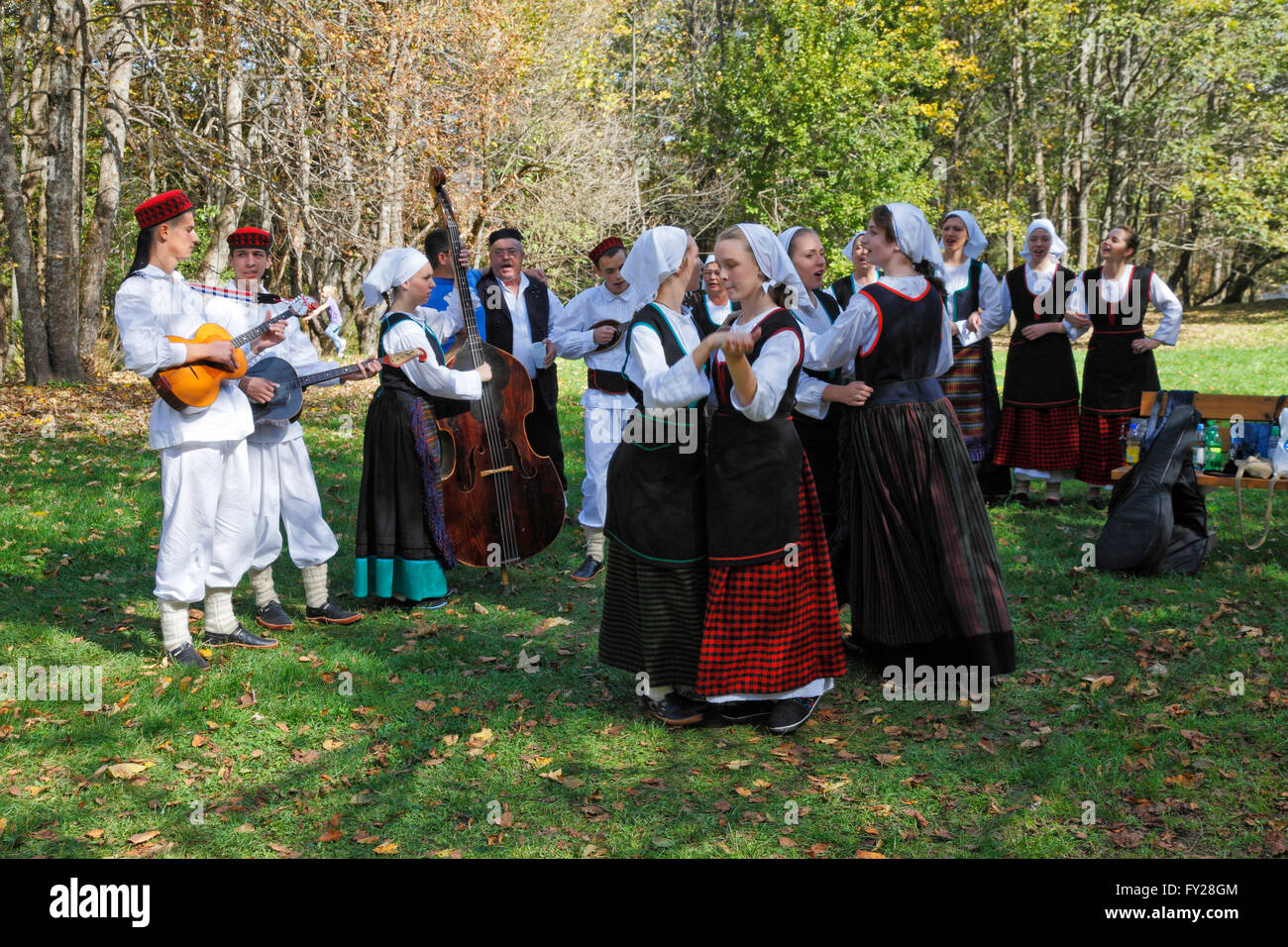 Menschen spielen folk-Instrumenten Kleider in traditioneller Tracht auf den Plitvicer Seen in Kroatien Stockfoto