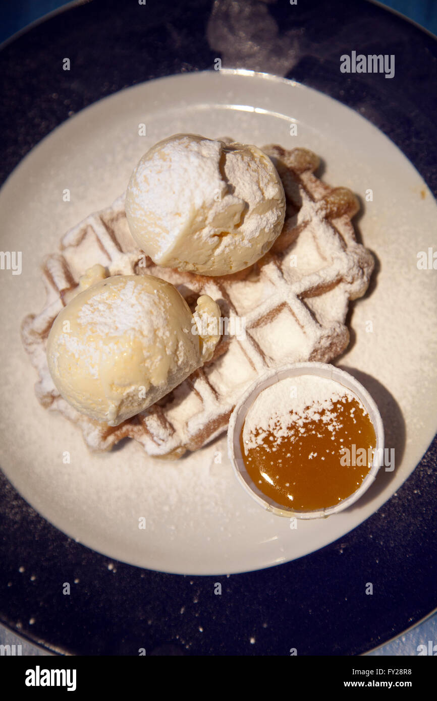 Waffel Mit Eis Und Karamell Sauce An Alte Hollandische Pfannkuchen