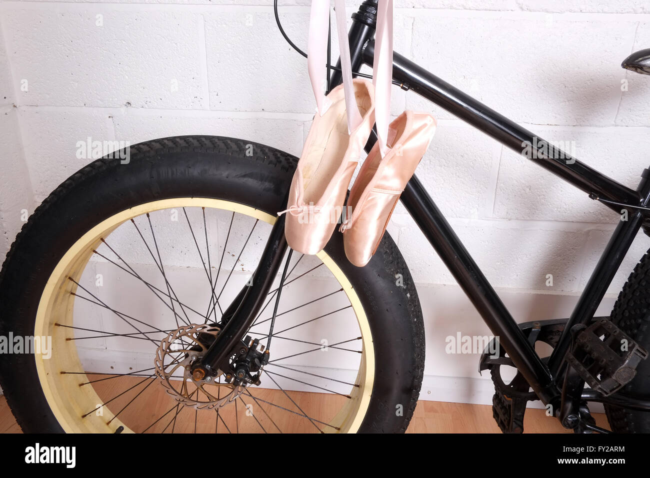 Fette Reifen Fahrrad mit einer Pointe Ballettschuhe. April 2016 Stockfoto