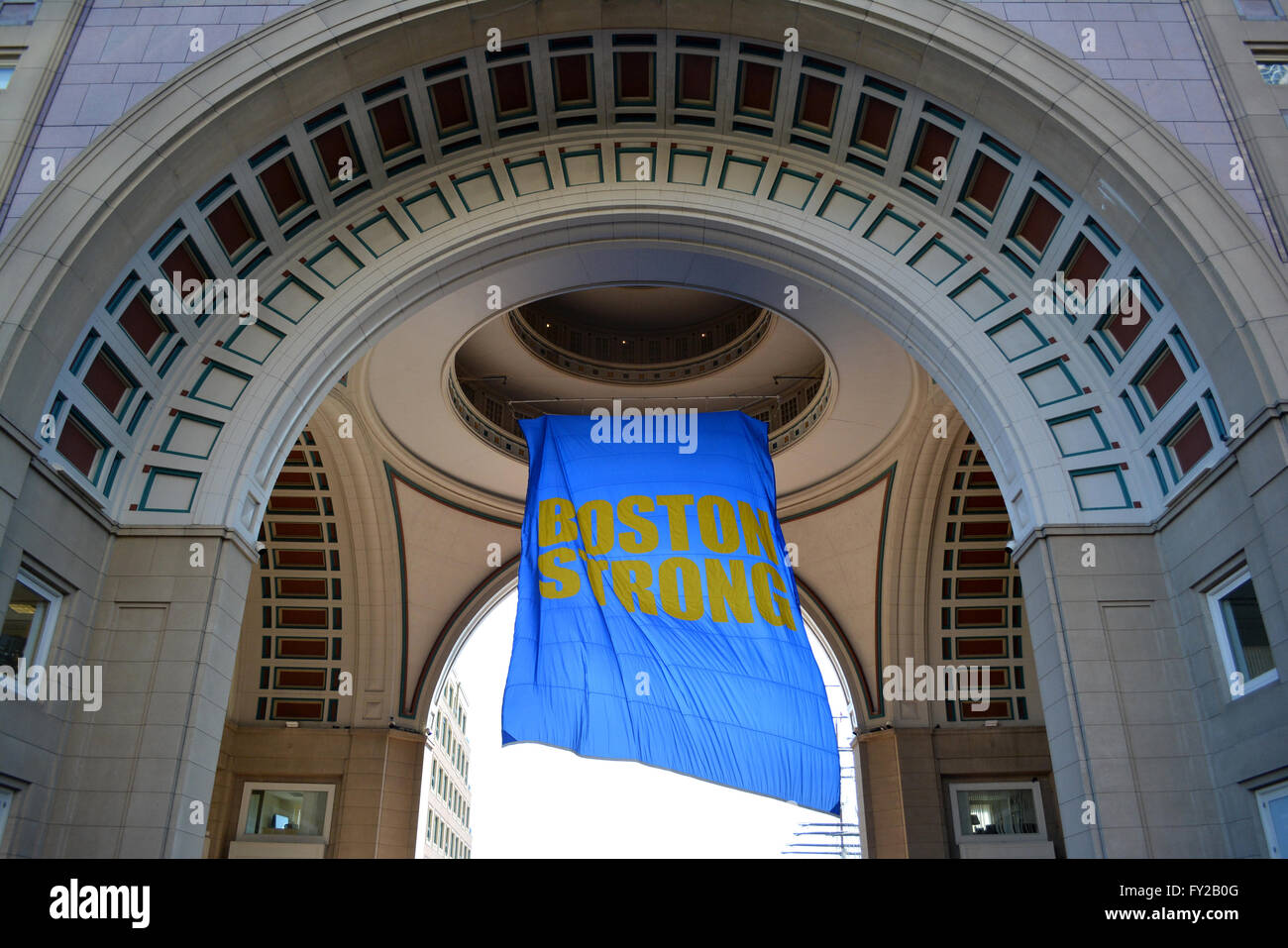 "Boston Strong" Banner in der Innenstadt von Boston, die anlässlich des Jahrestages der Terroranschläge Marathon. Stockfoto