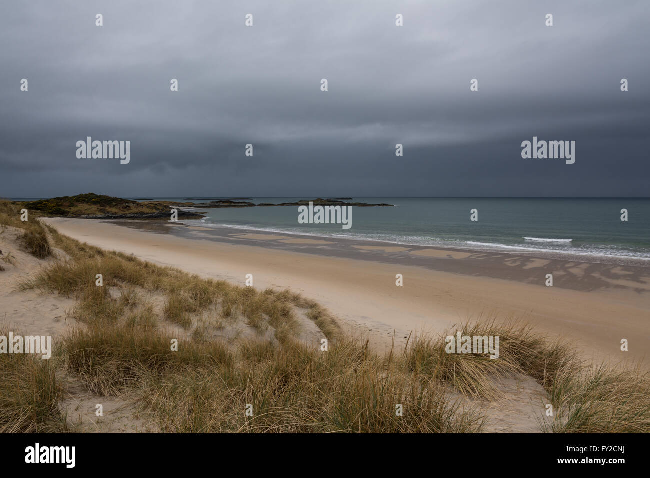 Camusdarach Strand in Schottland an einem stürmischen, bewölkten Tag. Der Film Local Hero wurde hier gedreht. Stockfoto